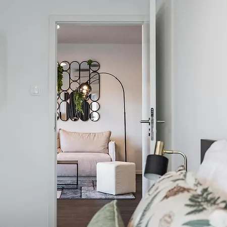 Urban White Oasis In Centre 아파트 *