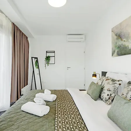 Urban White Oasis In Centre Apartment